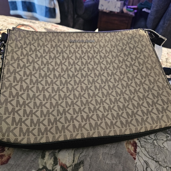 Michael Kors Black and Gray Messenger Bag with Geometric Design - Picture 3 of 3